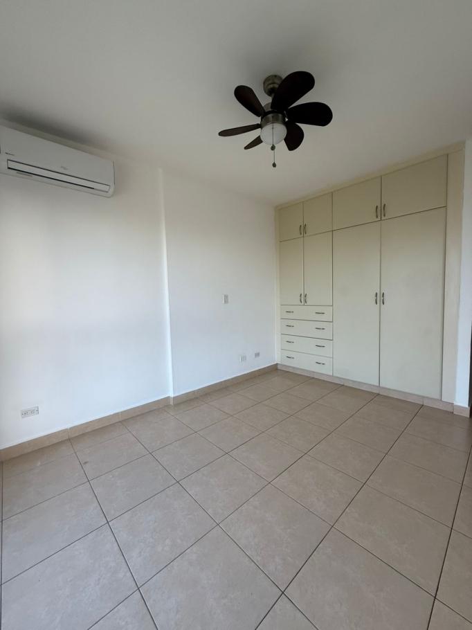 Venta de amplio apartamento en ph parque del mar i, costa del este