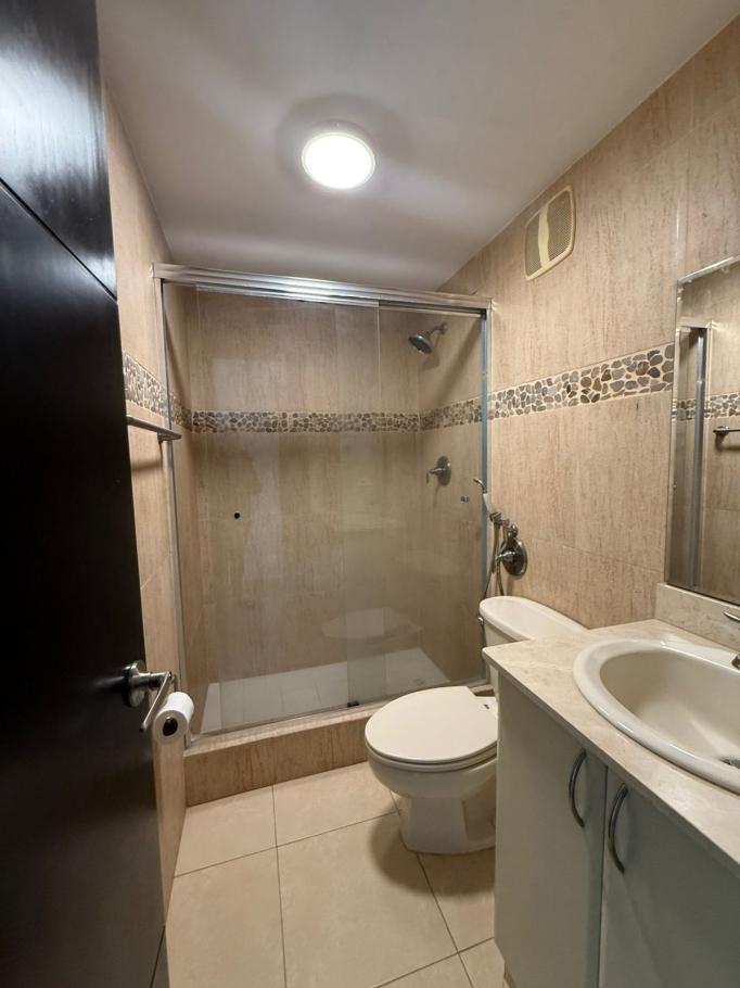 Venta de amplio apartamento en ph parque del mar i, costa del este