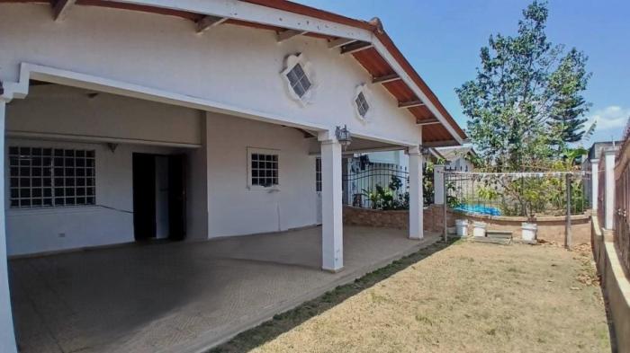 Venta de casa con tres recámaras en villa zaita,