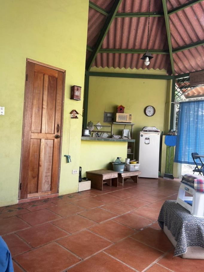 Se vende terreno con casa en altos de maria