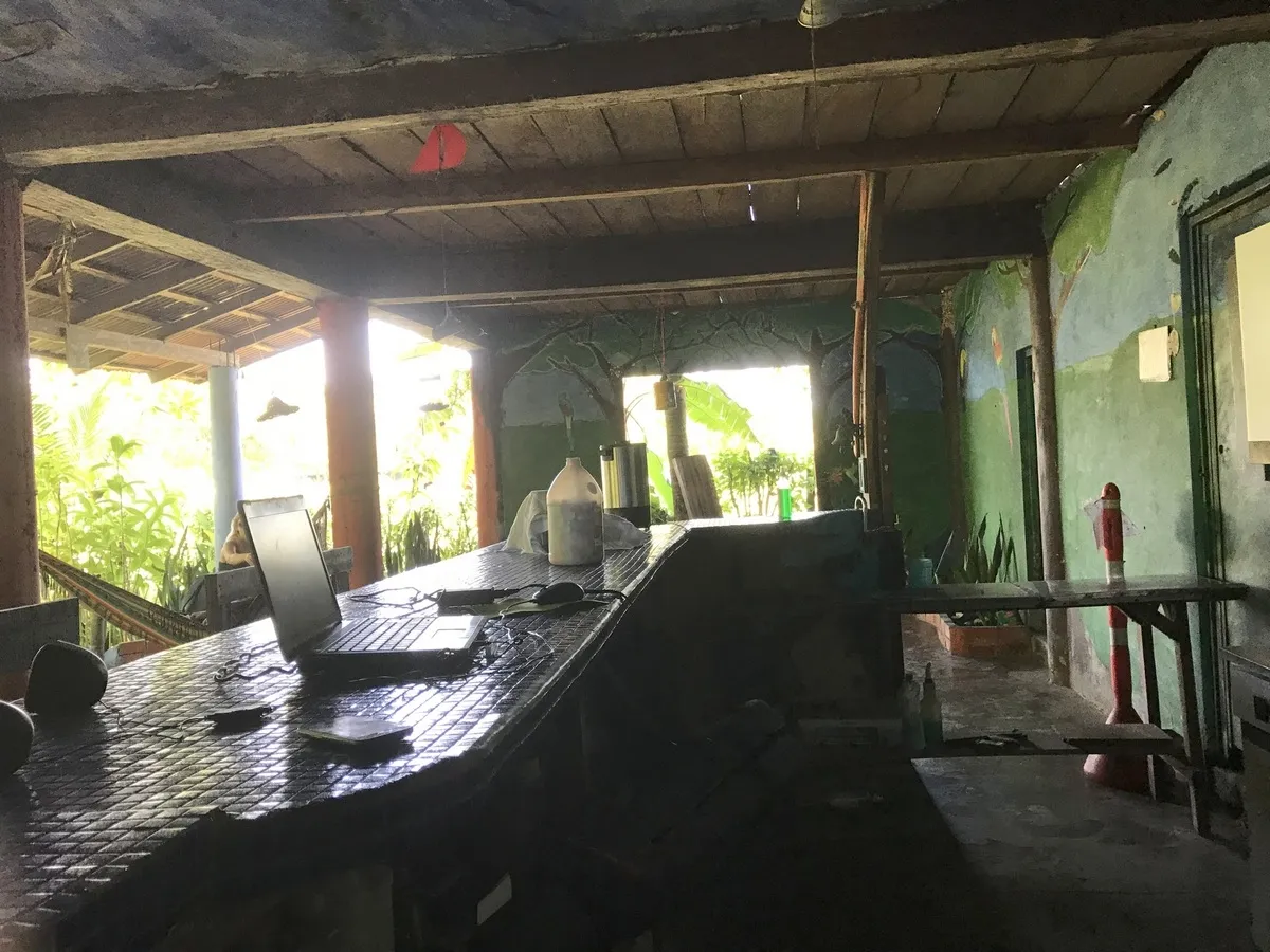Hostal ecológico en Las Lajas con frondoso jardín de árboles frutales