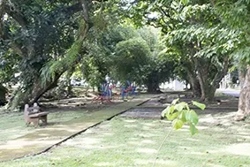 Lote en esquina en venta, justo al otro lado de la calle del parque en Llanos de Curundu