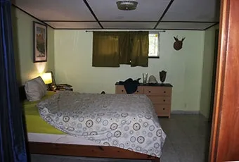 Lote en esquina en venta, justo al otro lado de la calle del parque en Llanos de Curundu