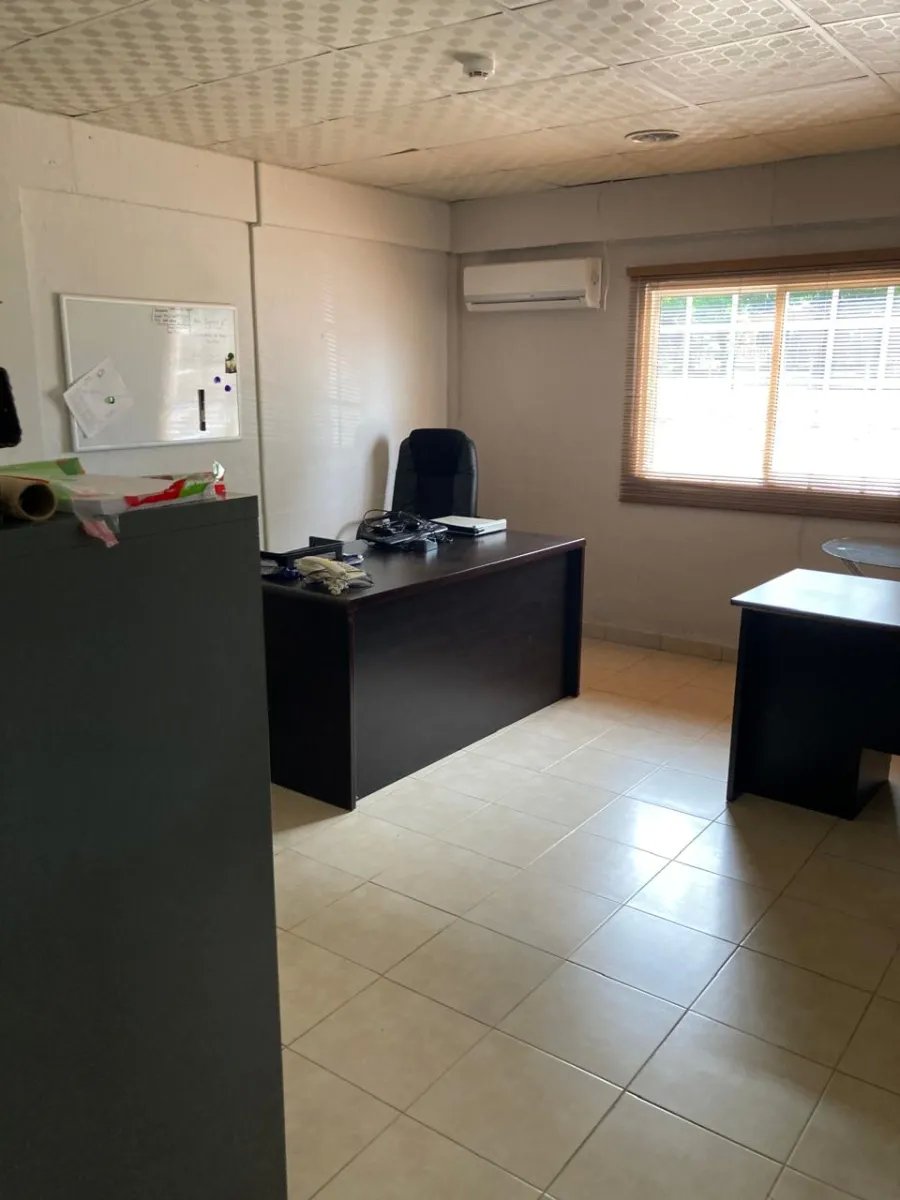 Enorme taller, oficinas y casa en un gran terreno