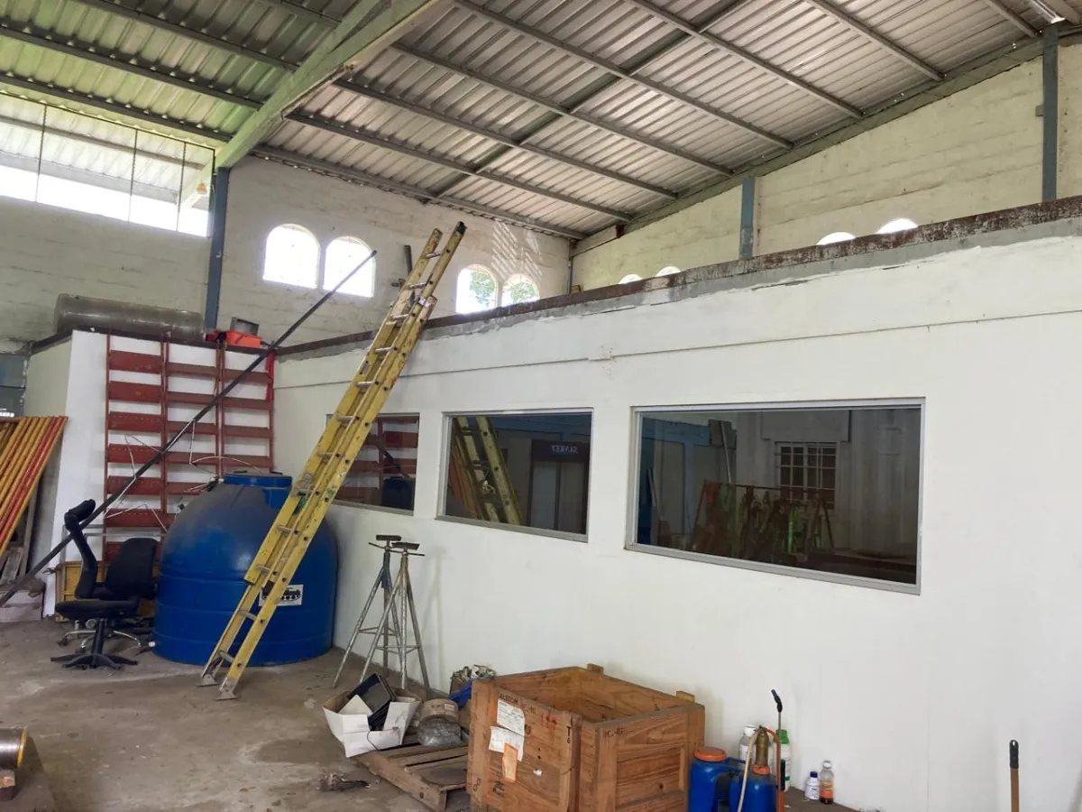 Enorme taller, oficinas y casa en un gran terreno