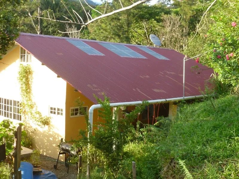 La casa perfecta para los amantes de la naturaleza con jardines de permacultura y acuaponía