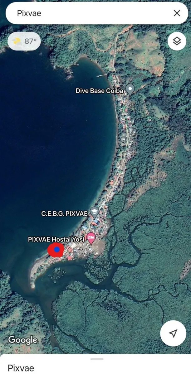 Se vende terreno con pequeña casa frente al mar en el pueblo de pixvae...