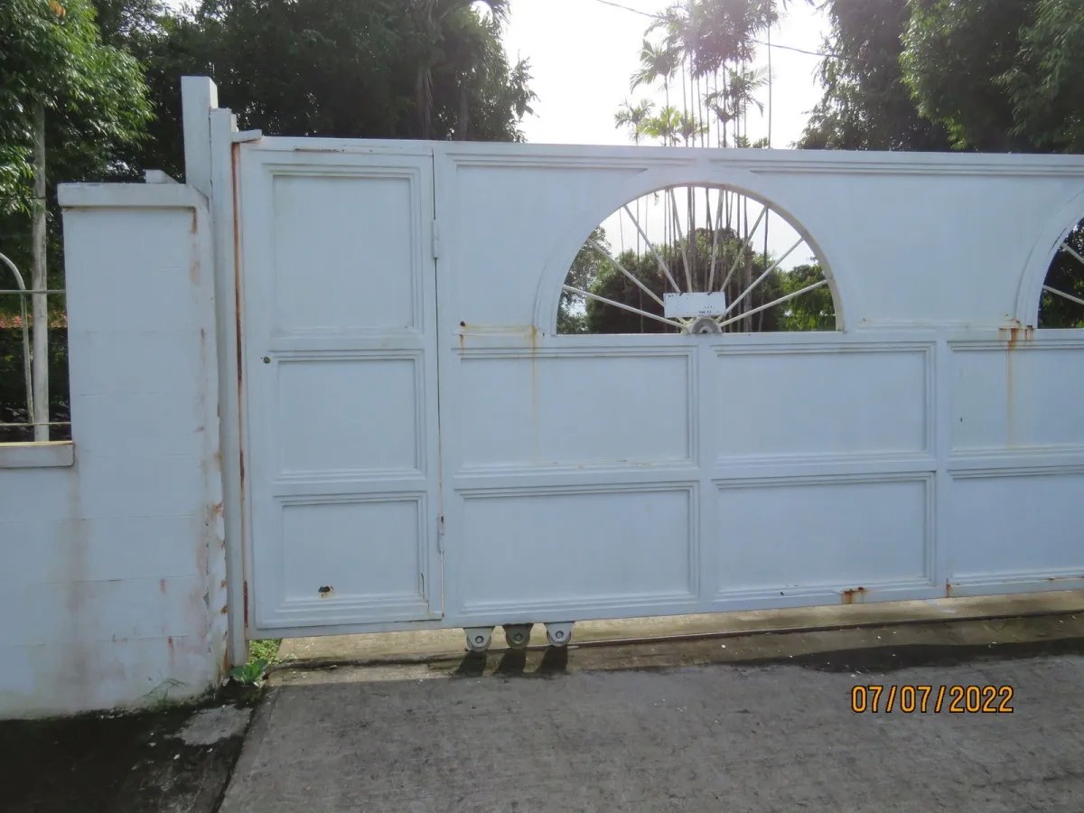 Gran casa familiar junto al centro comercial terronal en zona comercial