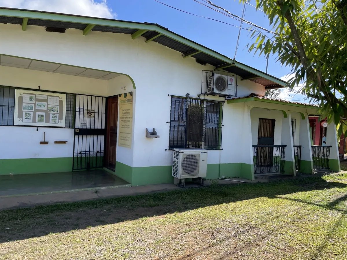 Casa u oficina en el centro de las lajas - cerca de la playa