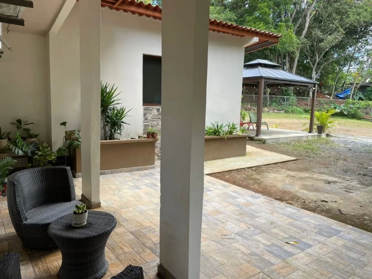Lote comercial con casa en santa catalina pueblo centee