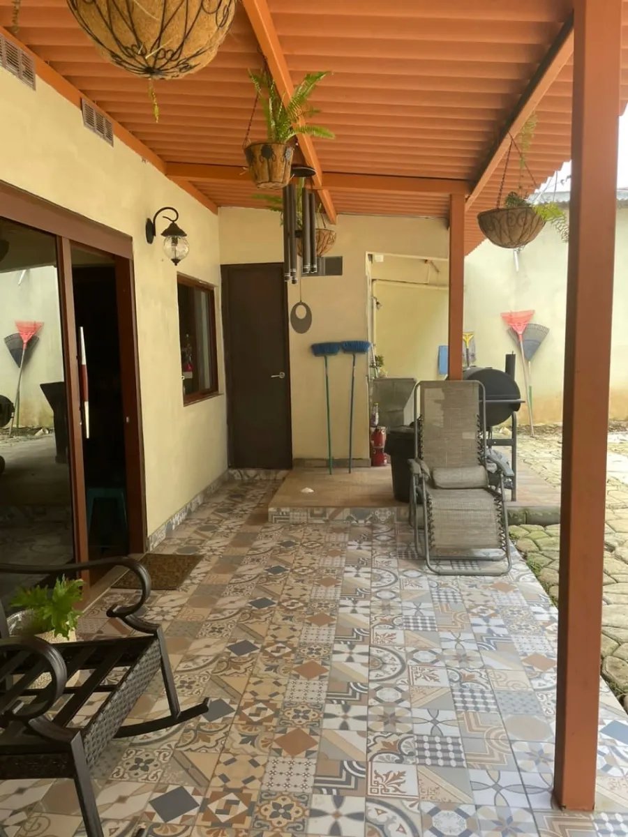 Lote comercial con casa en santa catalina pueblo centee