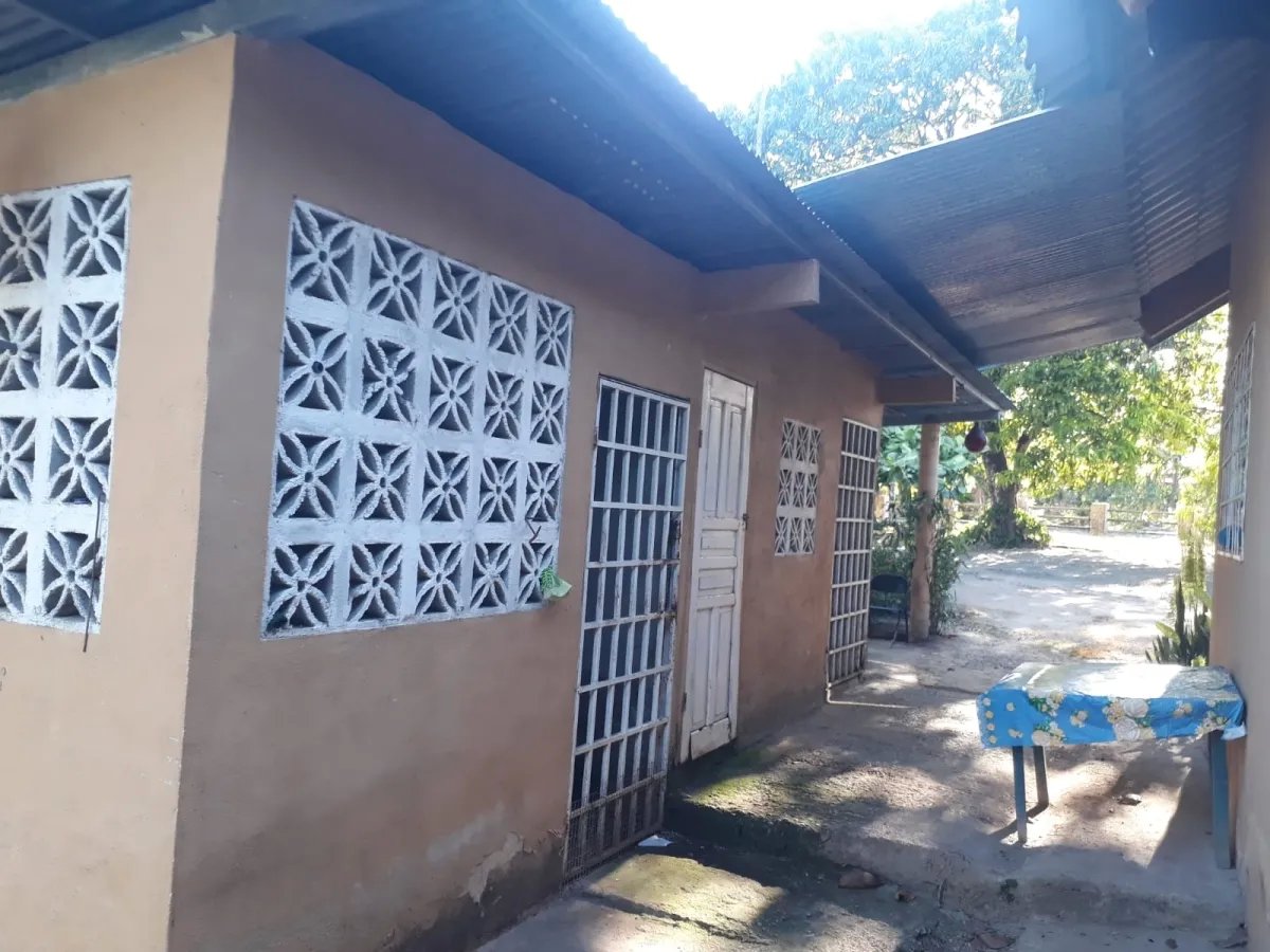 Casa en venta en el centro del municipio de guarumal, veraguas. cerca del destino turistico santa catalina.   casa ubicada frente al centro de salud d