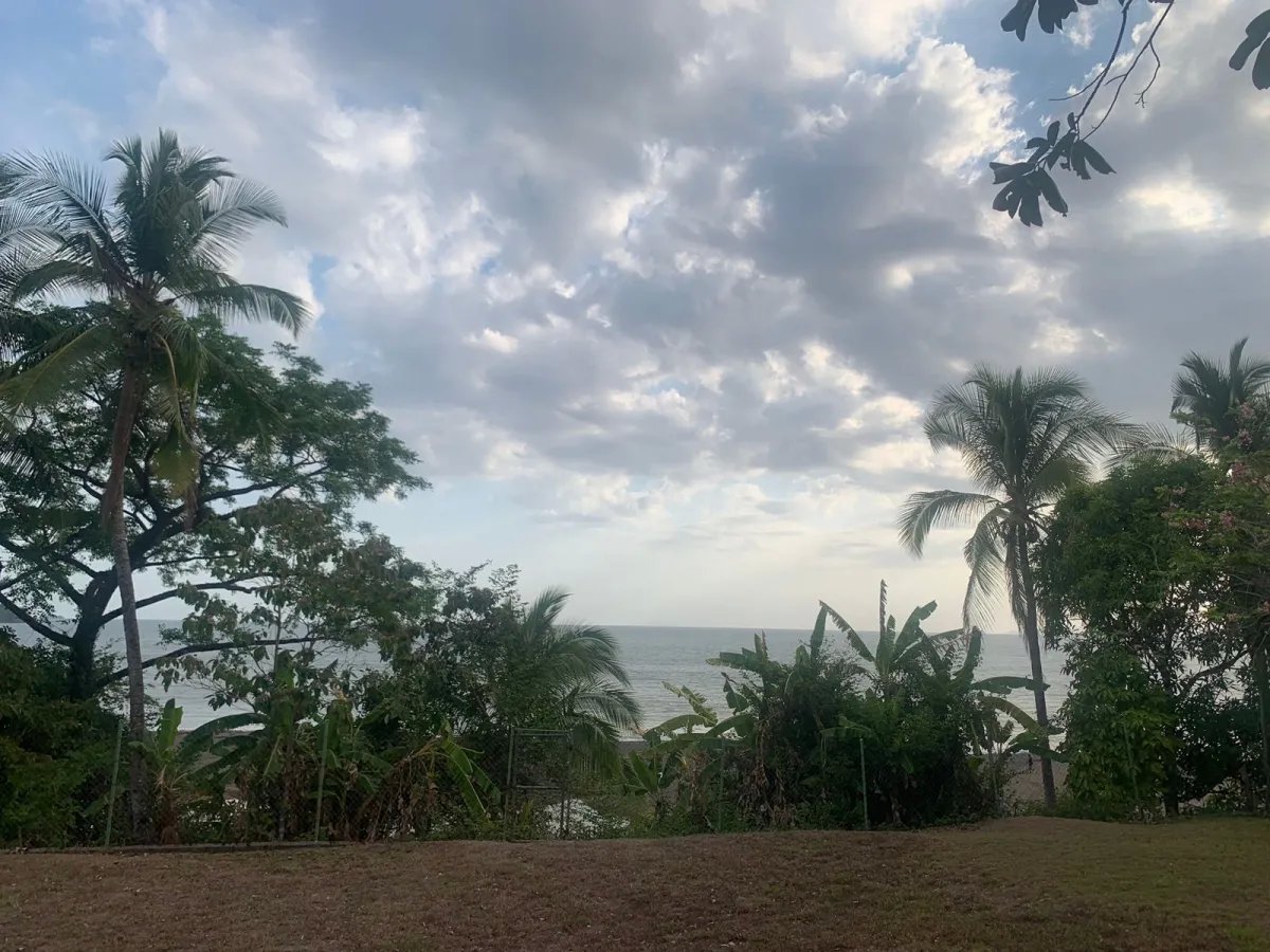 Casa frente al mar en venta, playa torio, veraguas.
