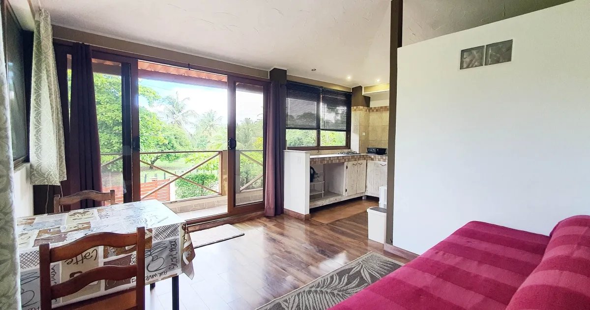 Atractiva casa en la laguna con 3 apartamentos