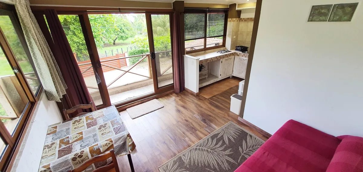 Atractiva casa en la laguna con 3 apartamentos
