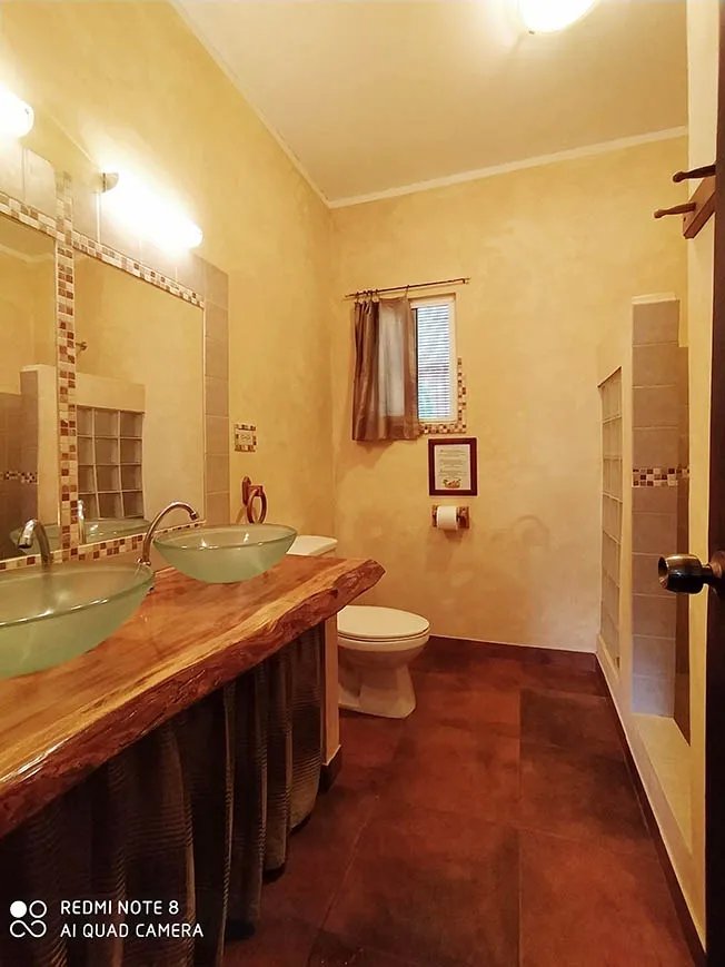 Atractiva casa en la laguna con 3 apartamentos
