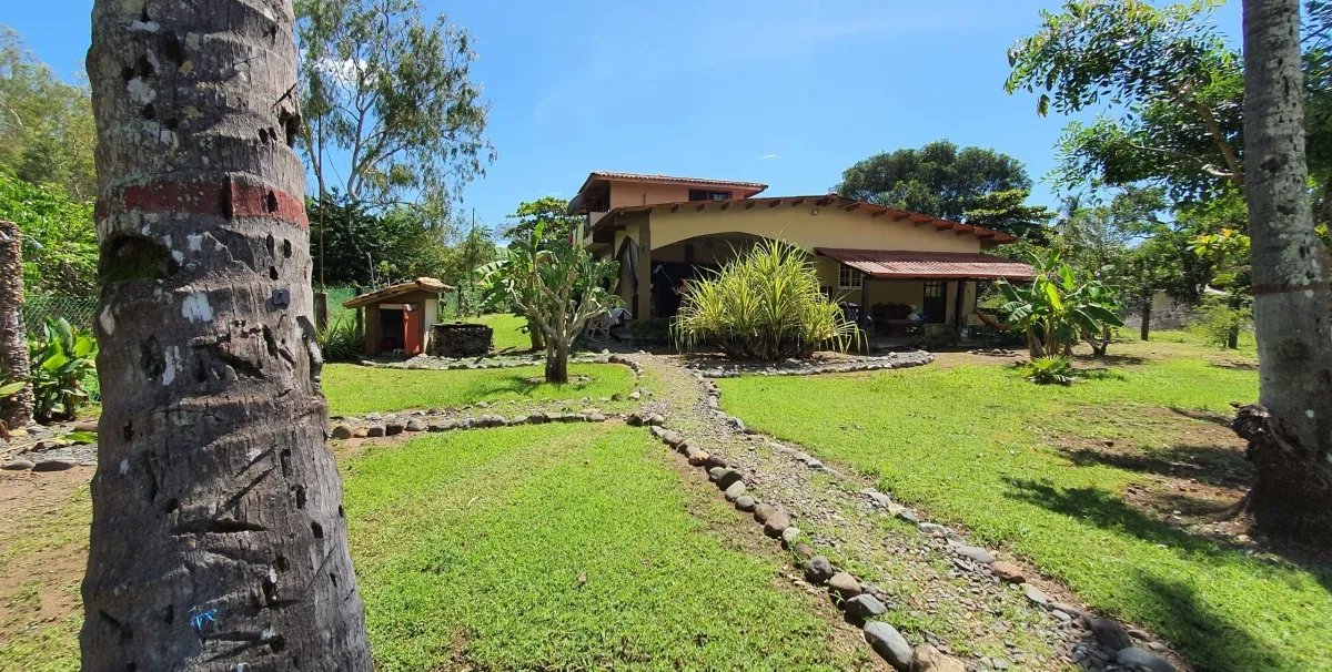 Atractiva casa en la laguna con 3 apartamentos