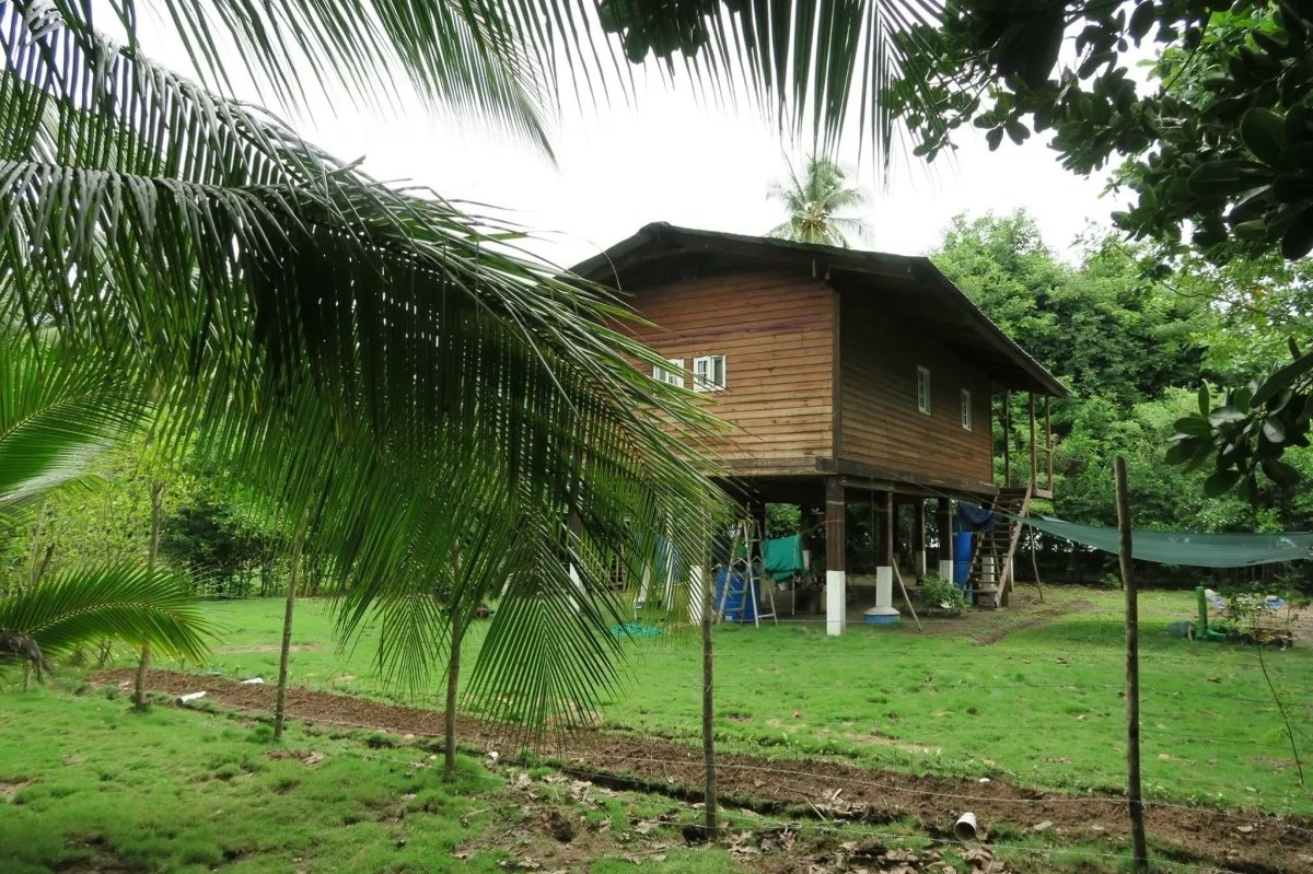 Casa de playa en zancos aislada en una hectárea de terreno