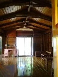 Casa de playa en zancos aislada en una hectárea de terreno