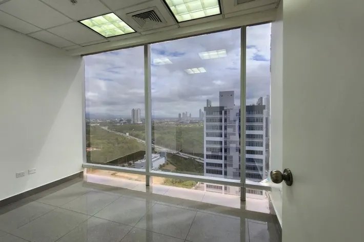 Alquiler de oficina vacía en ph torre aseguradora ancón, costa del este