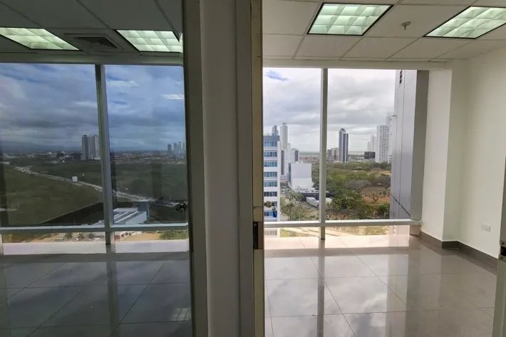 Alquiler de oficina vacía en ph torre aseguradora ancón, costa del este