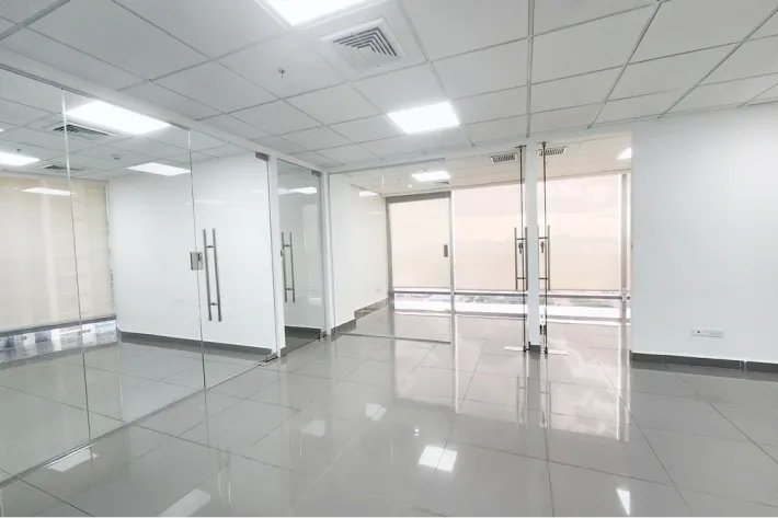 Alquiler de oficina vacía en ph torre aseguradora ancón, costa del este