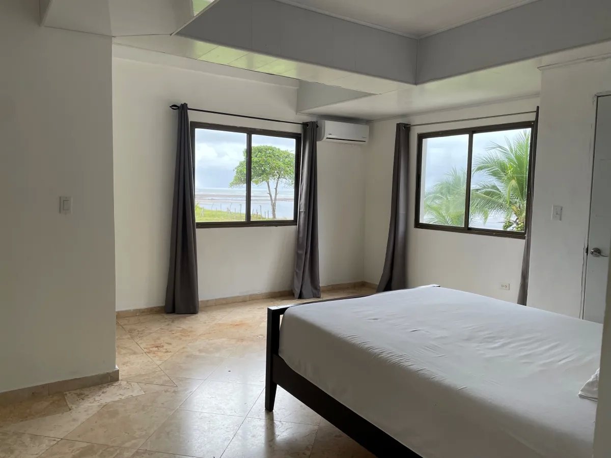 Su casa de playa de lujo en un terreno generoso