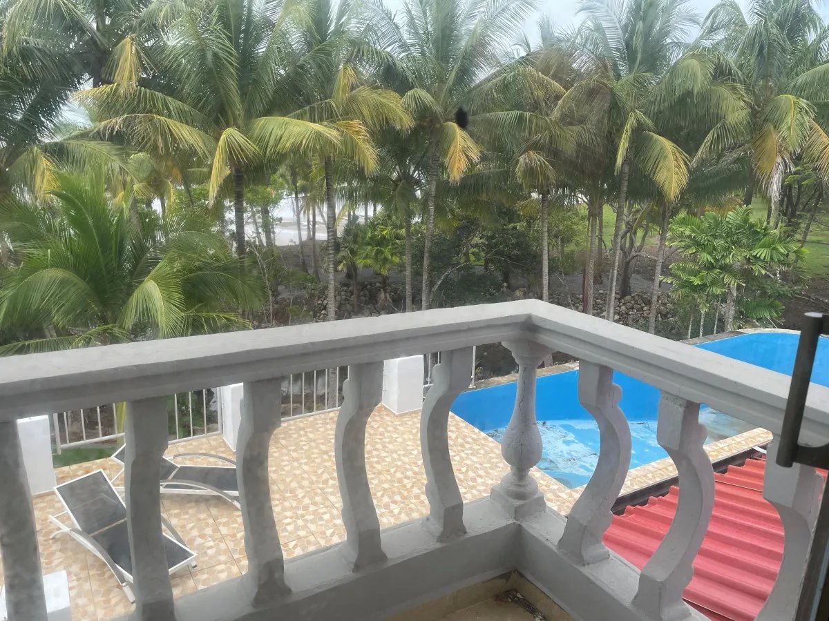 Su casa de playa de lujo en un terreno generoso