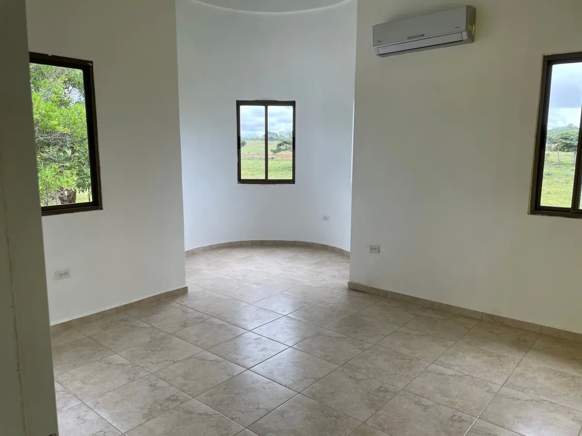 Su casa de playa de lujo en un terreno generoso