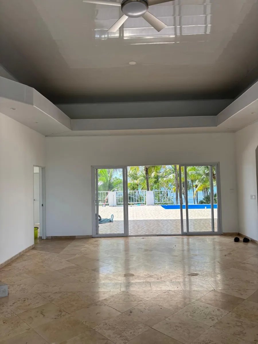 Su casa de playa de lujo en un terreno generoso