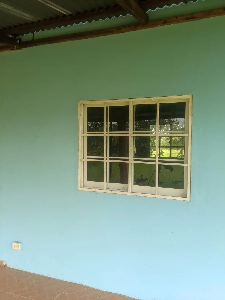 Gran terreno en el pueblo de playa las lajas