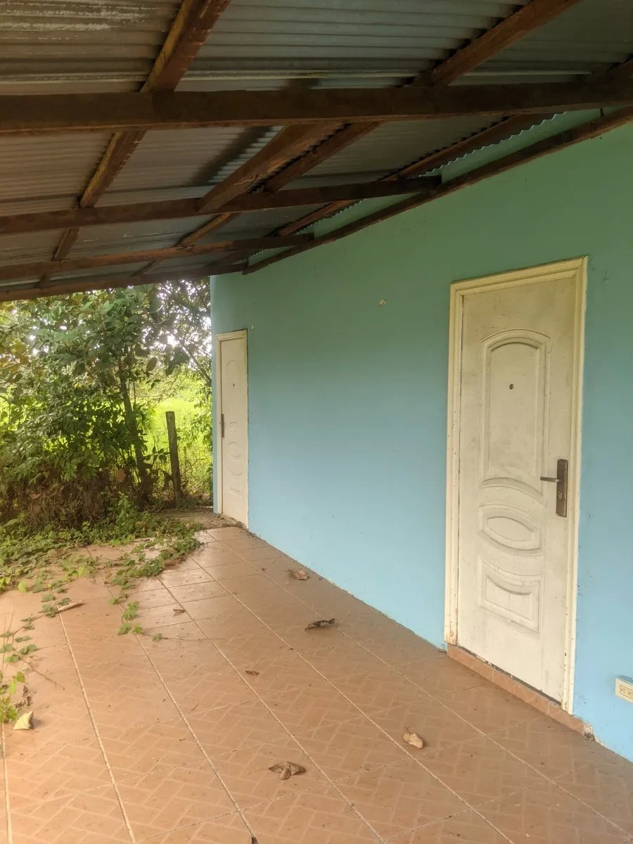 Gran terreno en el pueblo de playa las lajas