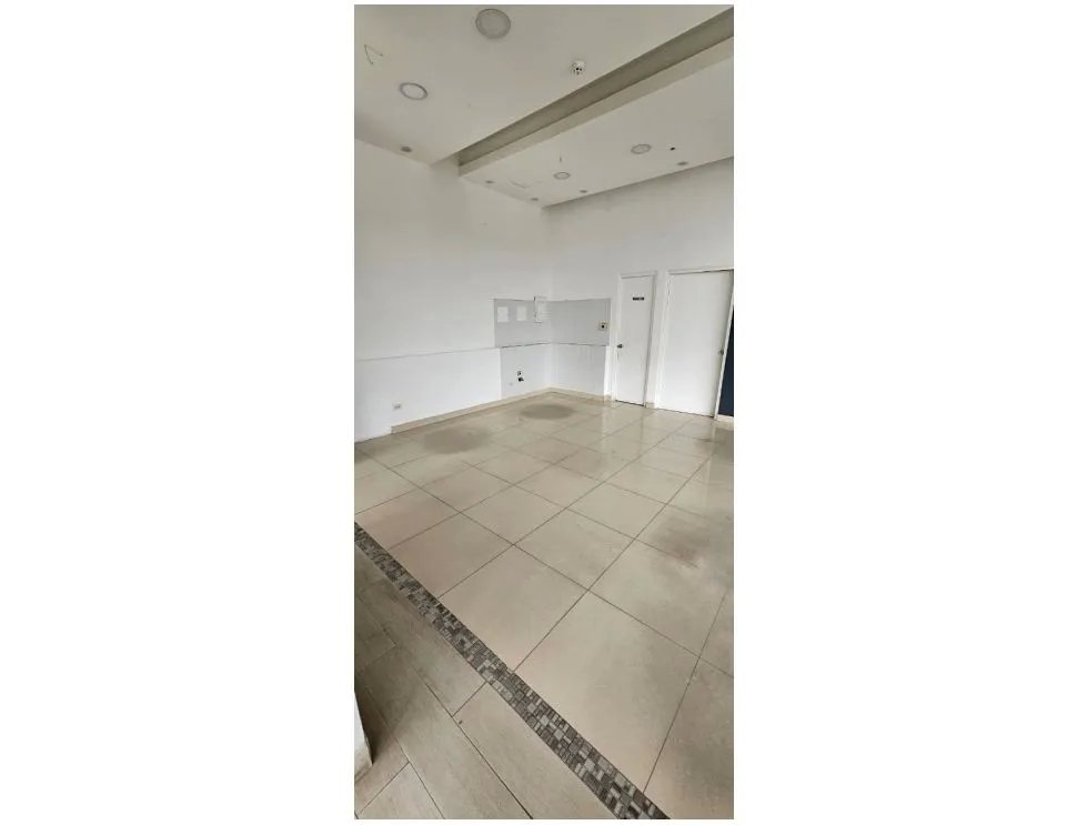 Alquiler de local en plaza signature, brisas del golf