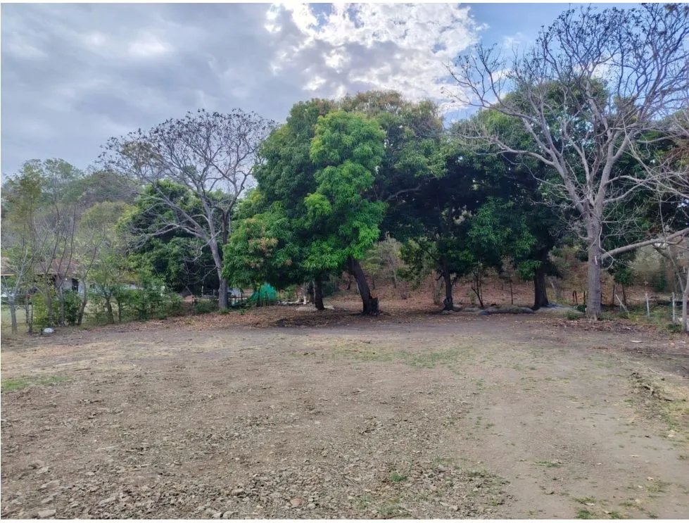 Venta de lote titulado frente al mar en playa bucaro