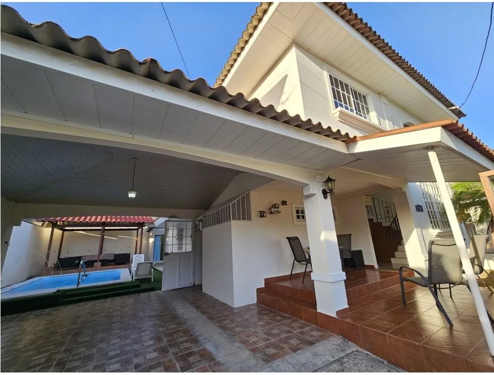 Alquiler/venta de casa con piscina en villas del golf, chitré herrera