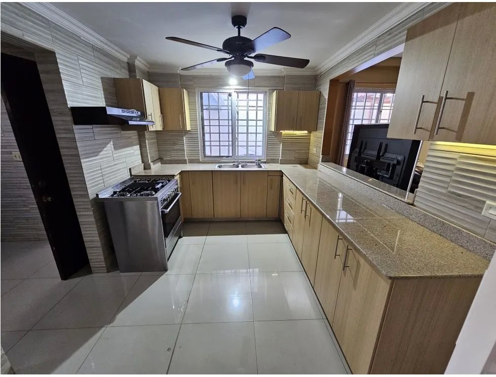 Alquiler/venta de casa con piscina en villas del golf, chitré herrera