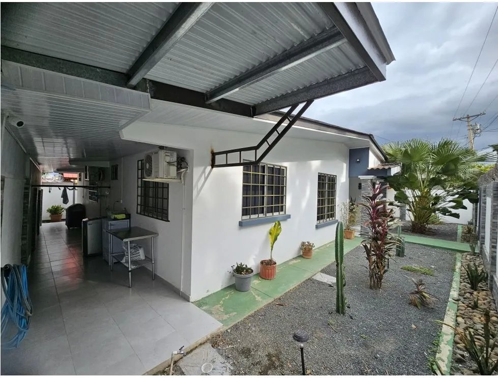 Venta de casa con muro perimetral en residencial el mesón, chitré
