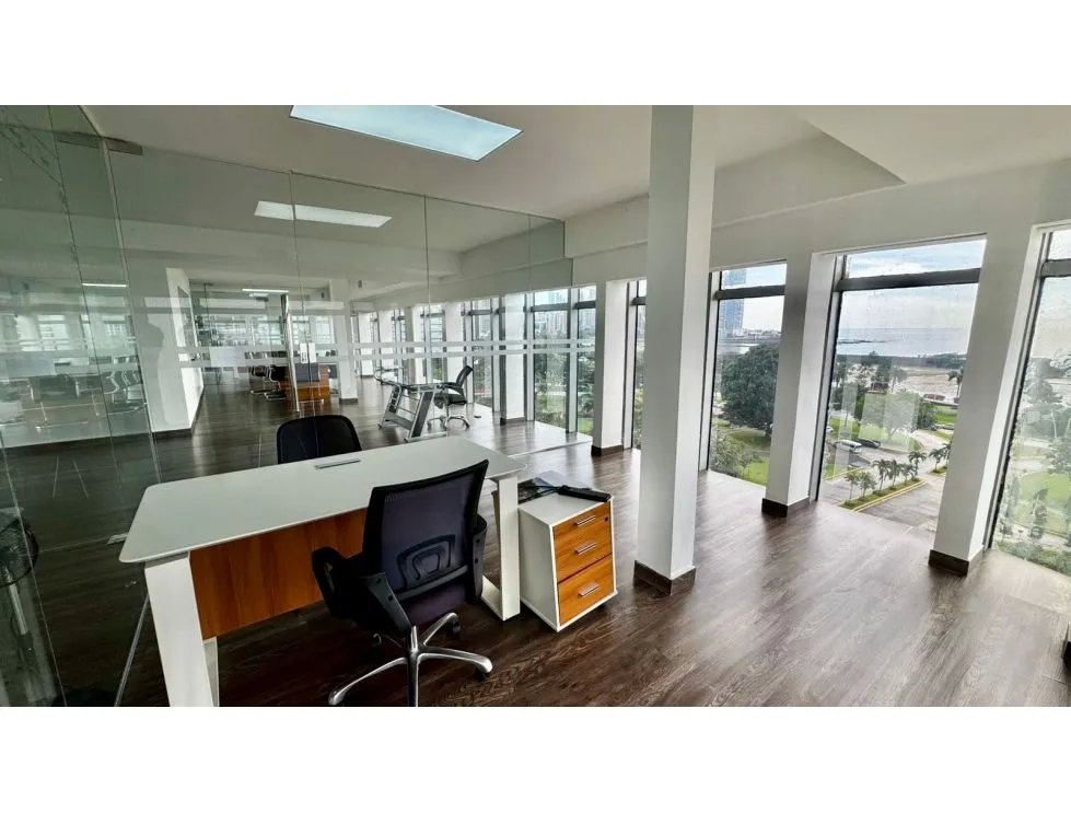 Venta de oficina con vista al mar en torre bac, avenida balboa.