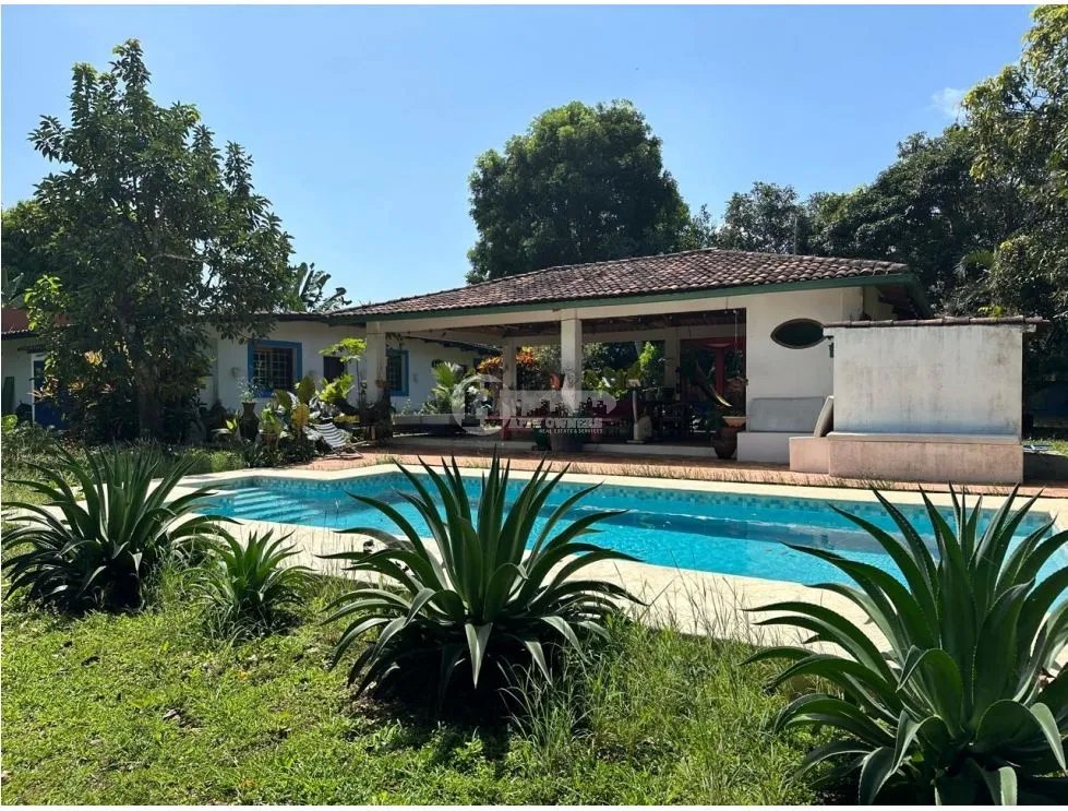 Venta de casa con piscina en pedasí