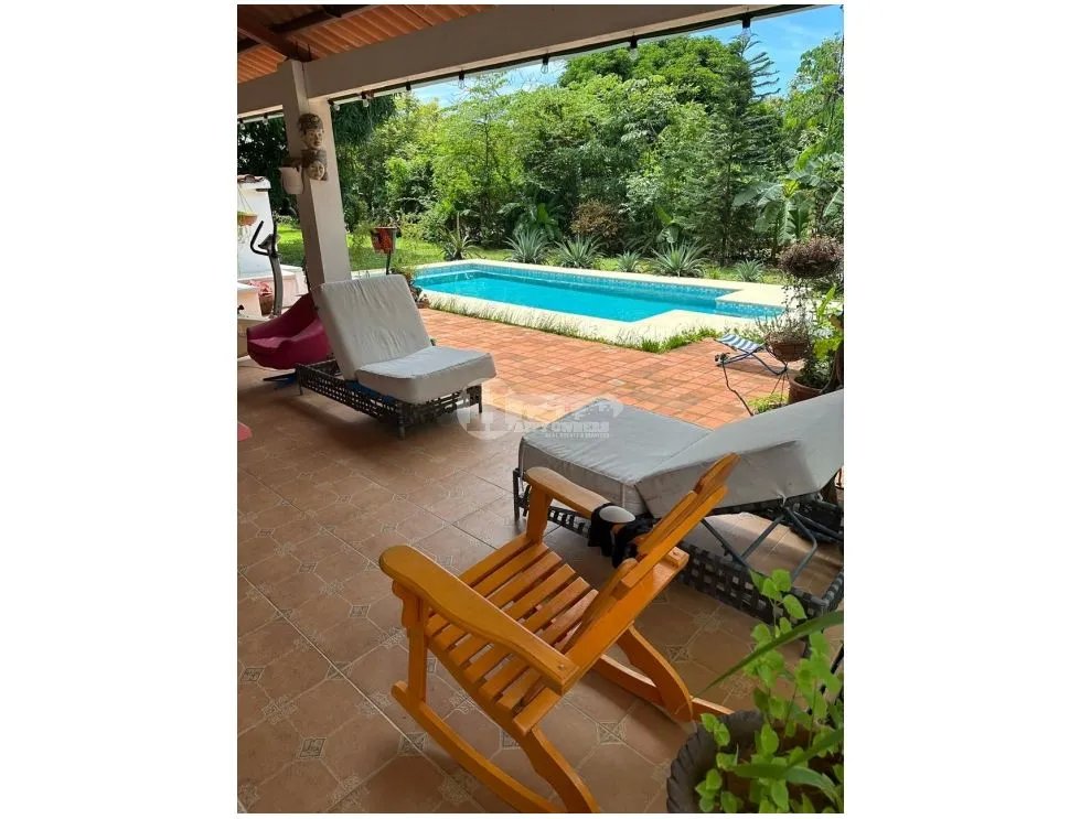Venta de casa con piscina en pedasí