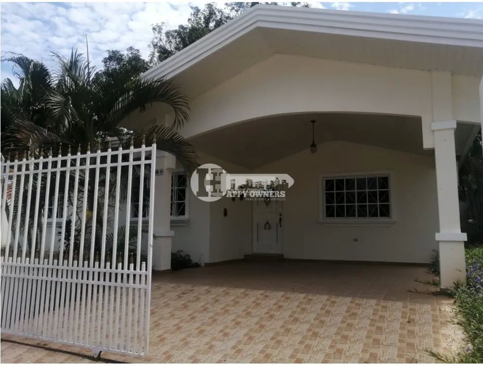 Se vende o alquila casa en villas del golf, chitré