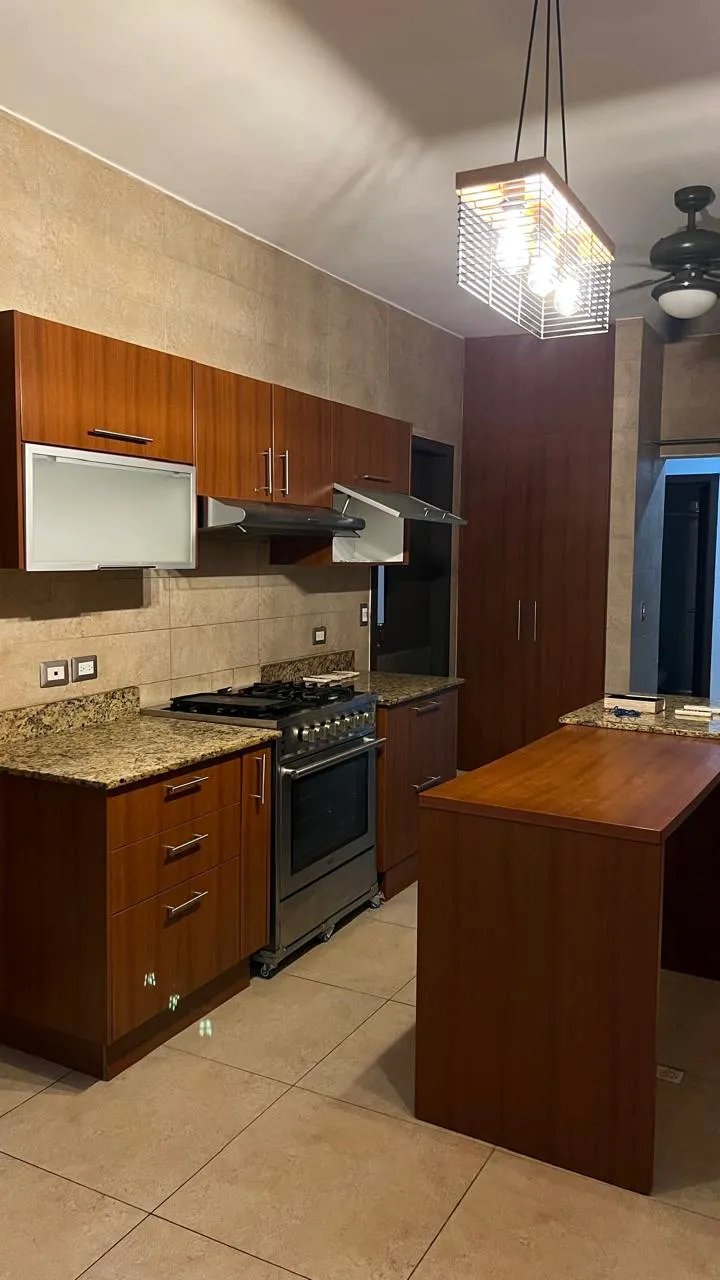 Venta de casa de 2 niveles en el doral, costa sur