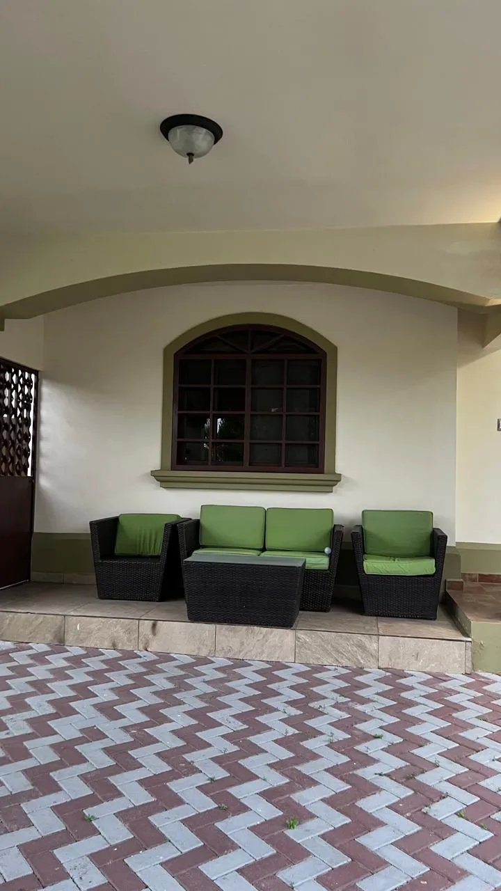 Venta de casa de 2 niveles en el doral, costa sur