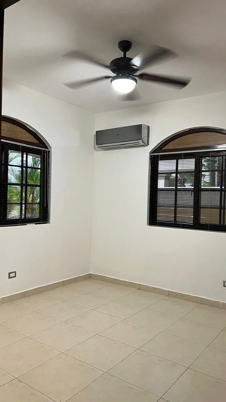 Venta de casa de 2 niveles en el doral, costa sur