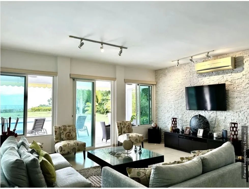 Venta de villa con piscina y vista al mar - bijao