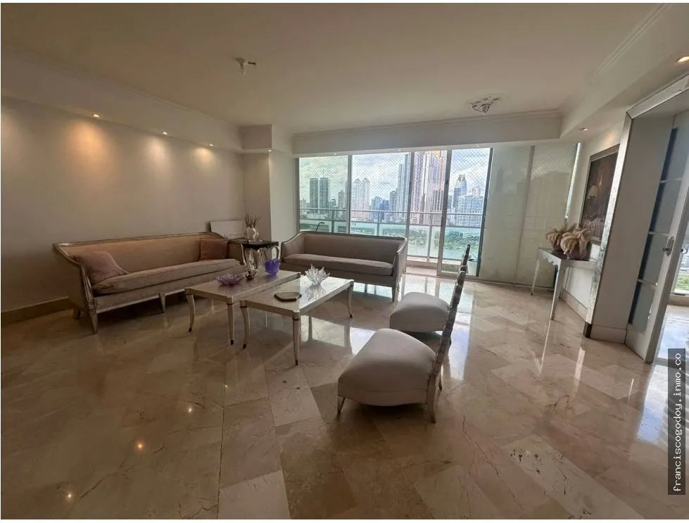Venta de amplio apartamento en punta paitilla