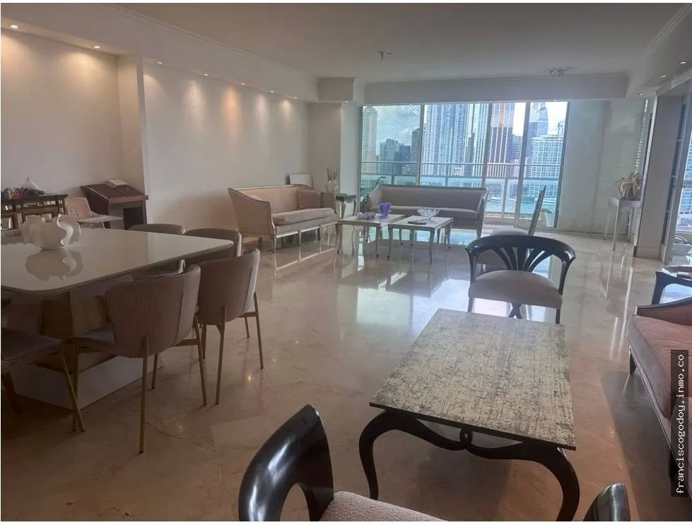 Venta de amplio apartamento en punta paitilla