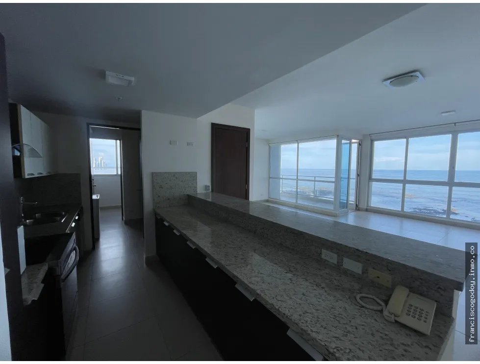 Venta de apartamento frente al mar en punta pacífica