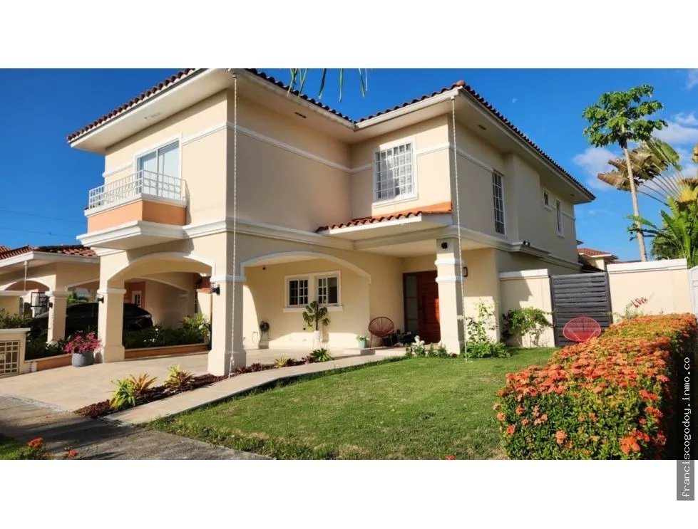 Casa a la venta en barriada cerrada en villa valencia, costa sur