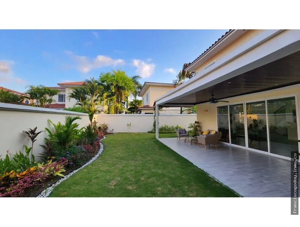 Casa a la venta en barriada cerrada en villa valencia, costa sur
